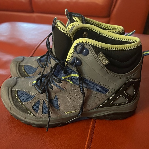 Like new kids hiking boots. In excellent condition. Worn once. - Picture 1 of 4